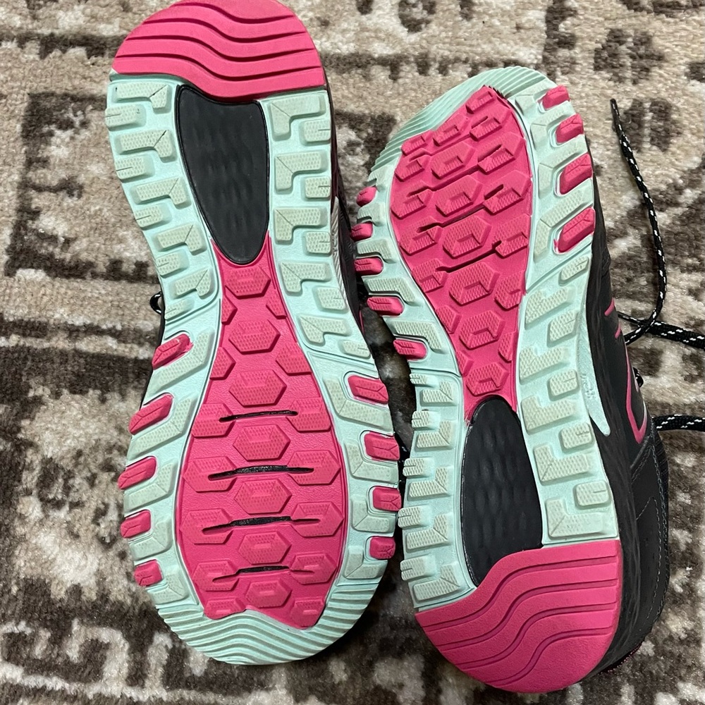 New Balance 410 V8 Trail Running Women’s Shoe, Size 8 Wide, Wore Once. - Picture 3 of 5